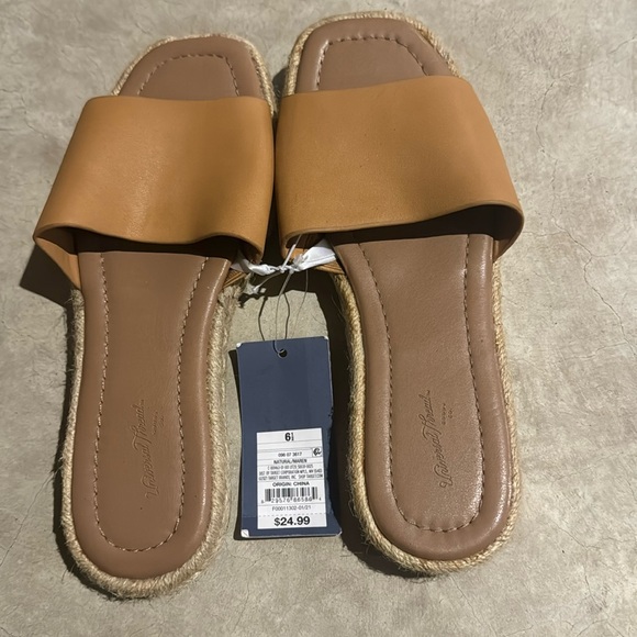 Universal Threads Size 6.5 Woman’s sandals NWT - Picture 1 of 2